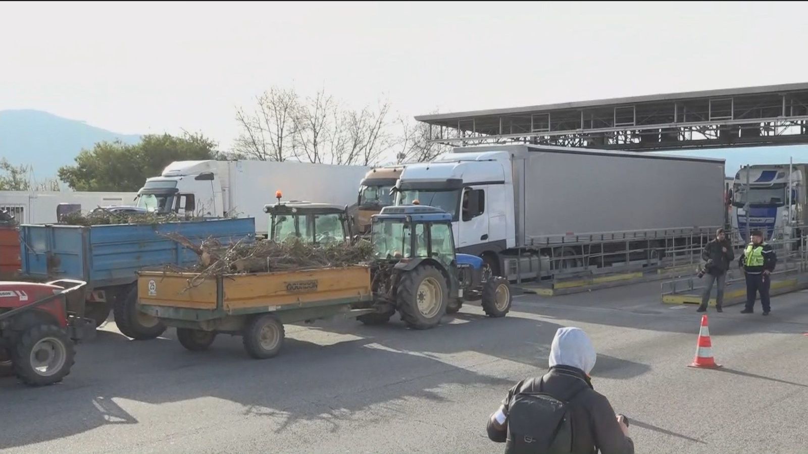 Nuevas protestas de agricultores franceses cortan el paso de camiones en la frontera de La Junquera