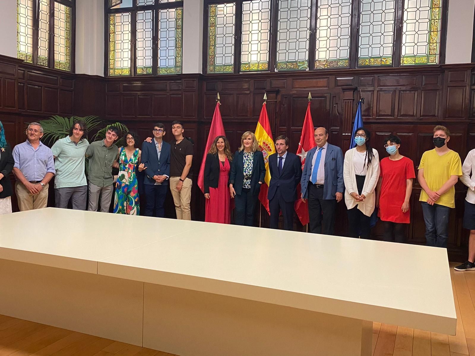 El Alcalde recibió a Nieves Herrero y a los finalistas de “La Olimpiada del Saber”