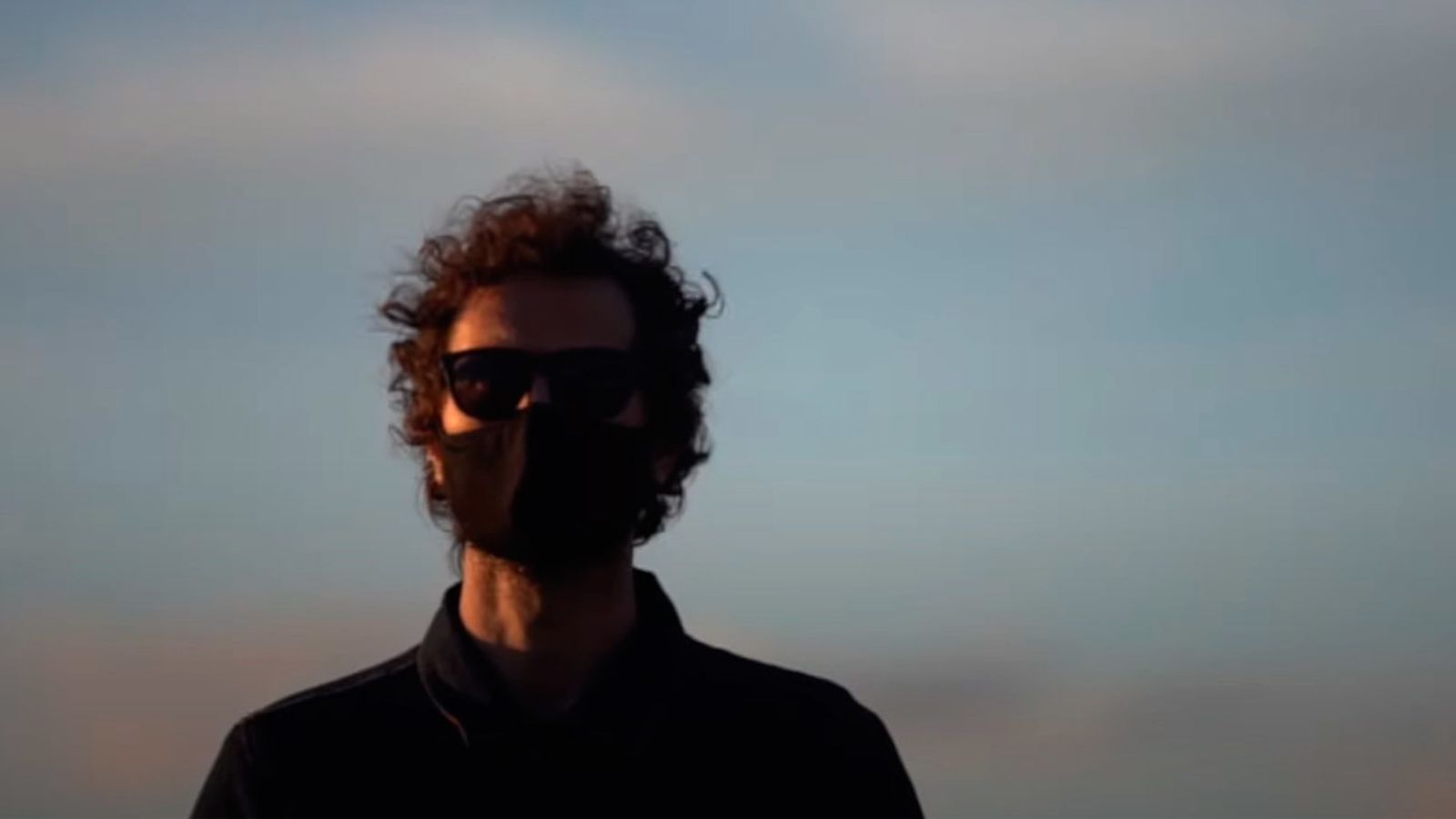 Rodrigo Mercado en el videoclip 'Firme' (2021)