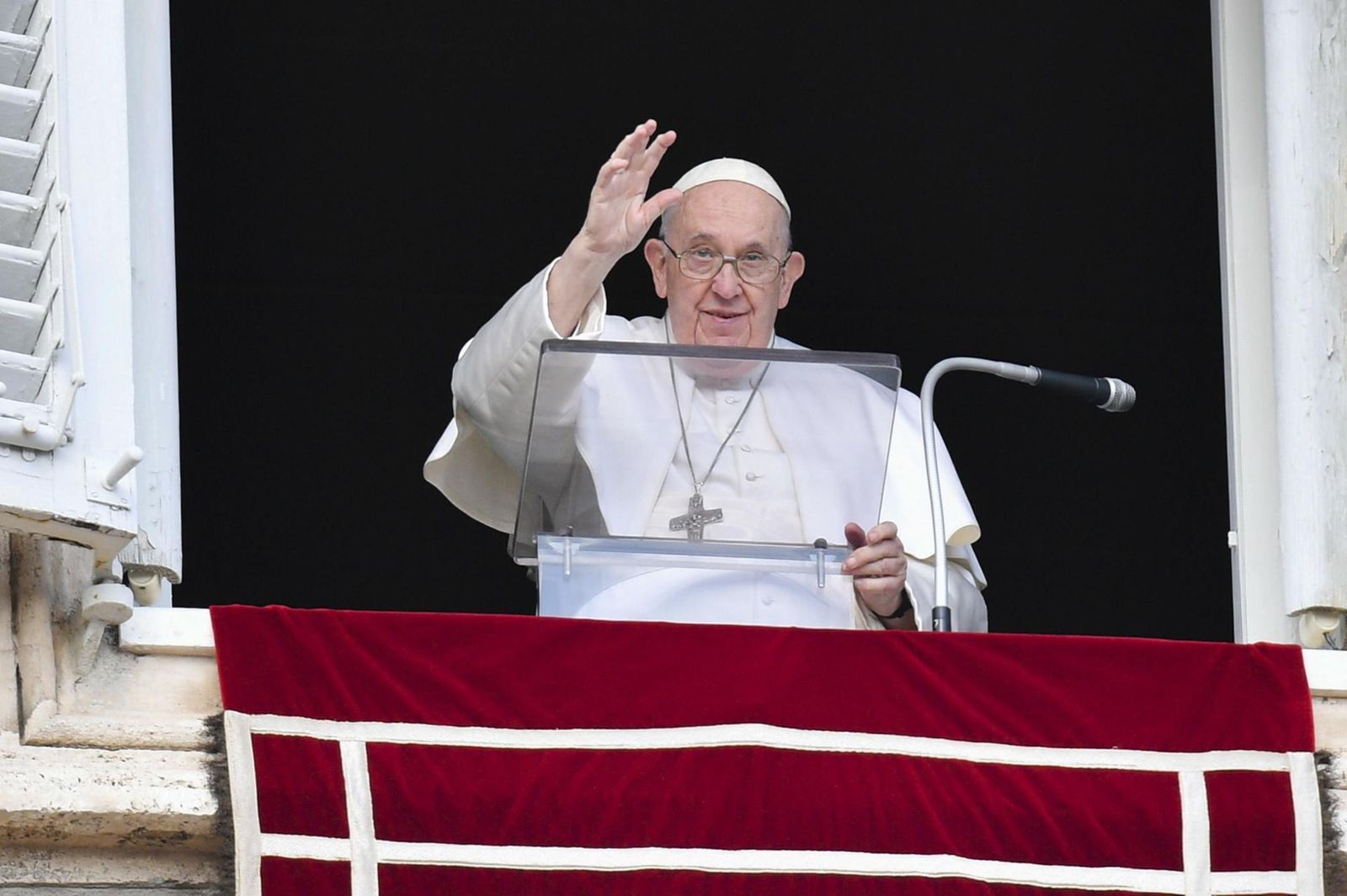 El papa pide el fin de la violencia en Perú