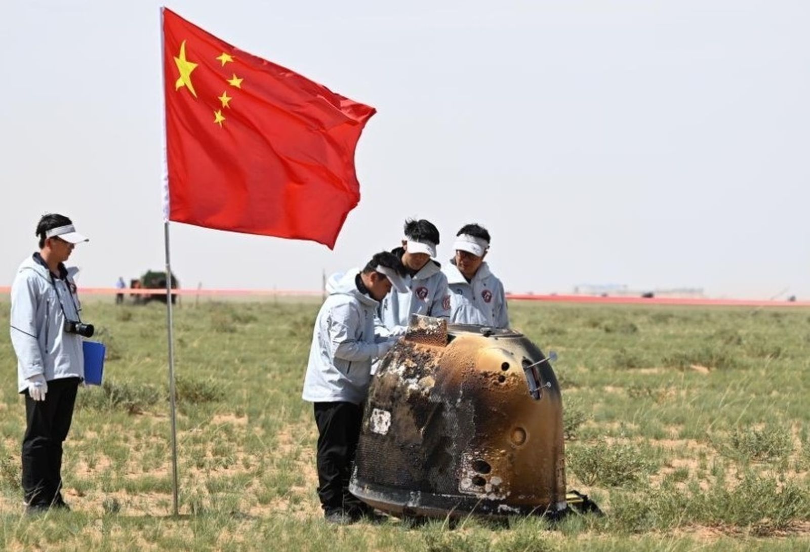 La cápsula de retorno de la sonda Chang'e-6, tras aterrizar en la Región Autónoma de Mongolia Interior, en el norte de China