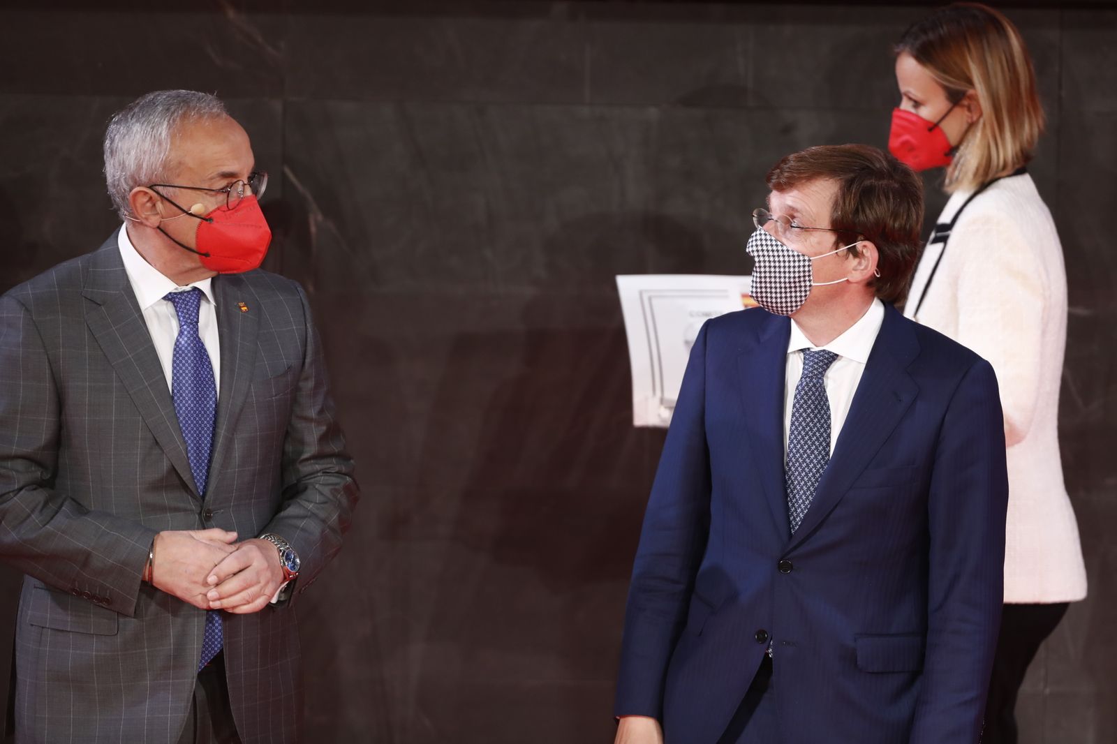 El presidente del Comité Olímpico Española (COE), Alejandro Blanco (1i), y el portavoz nacional del PP y alcalde de Madrid, José Luis Martínez-Almeida