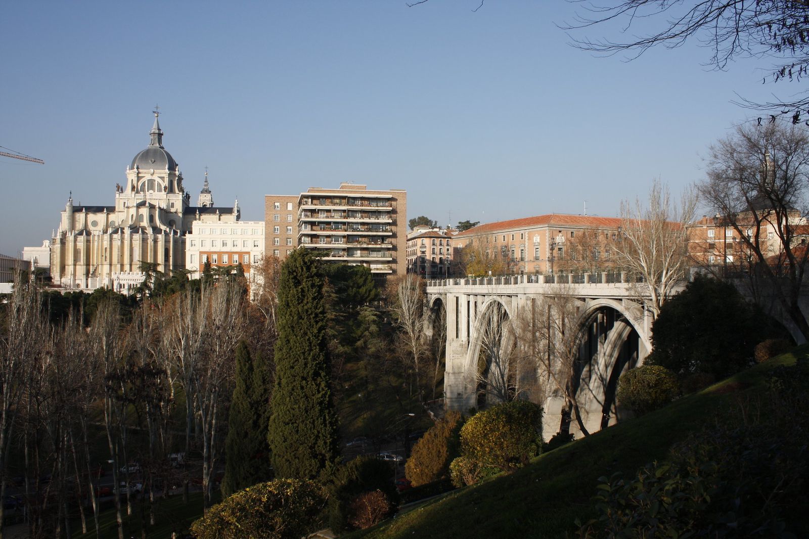 Desde el Mirador de las Vistillas podrás buscar estrellas con más facilidad, ya que está en lo alto de una colina. Con la catedral de la Almudena de fondo, lo encontrarás junto al viaducto de Segovia.