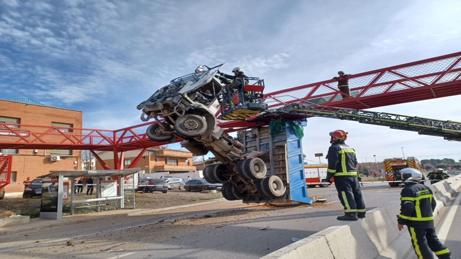 Un camión queda atrapado en un puente entre Velilla de San Antonio y Mejorada del Campo