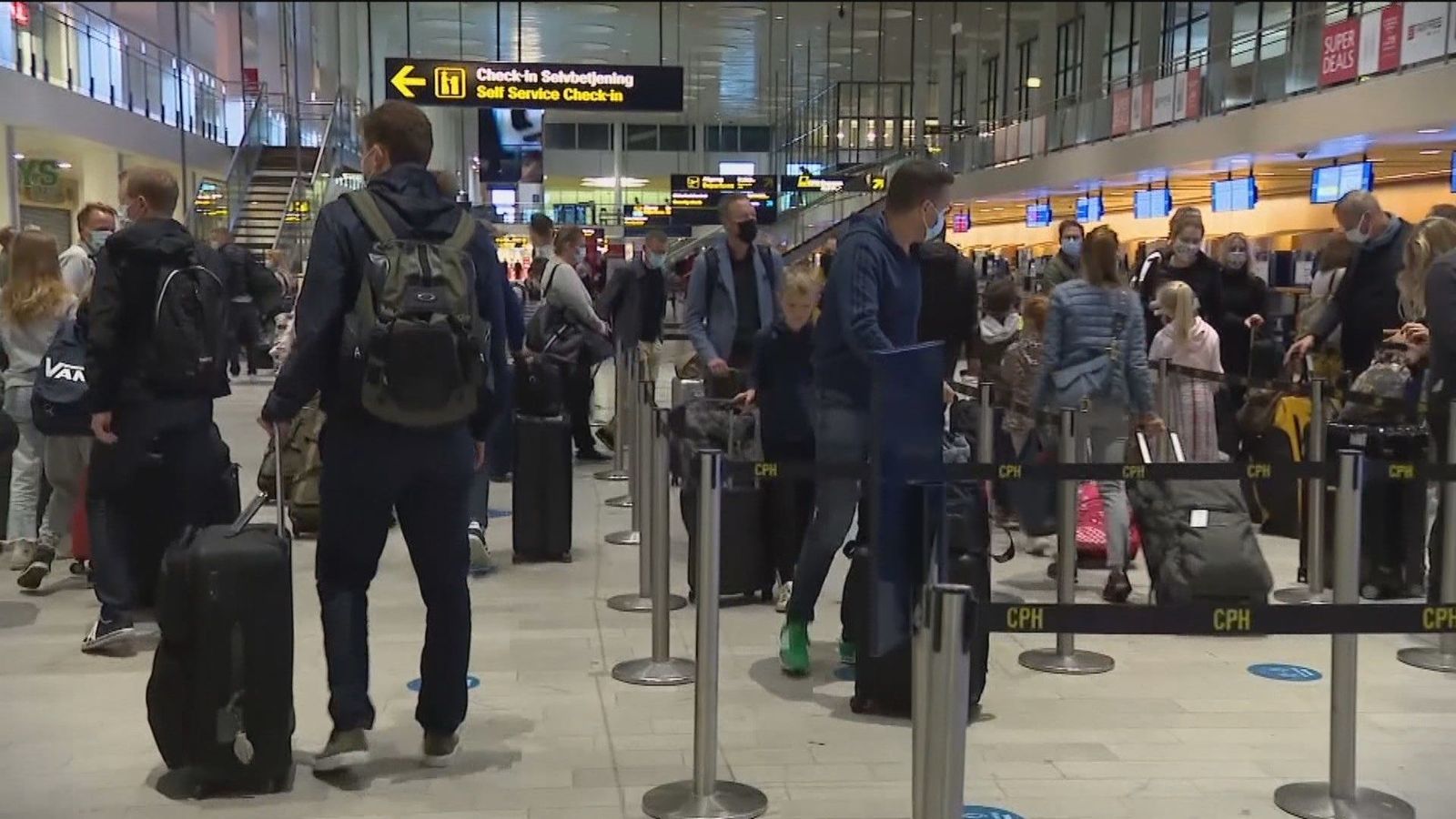 La Eurocámara pide PCR gratuitas para turistas y que el certificado Covid exima de cuarentena
