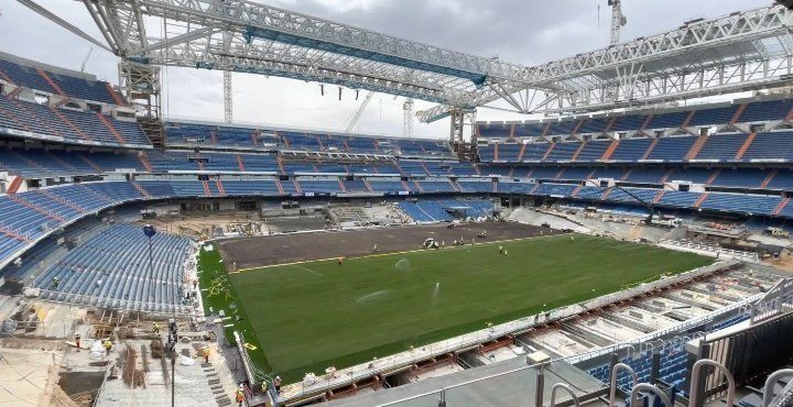 El Bernabéu ya tiene el césped