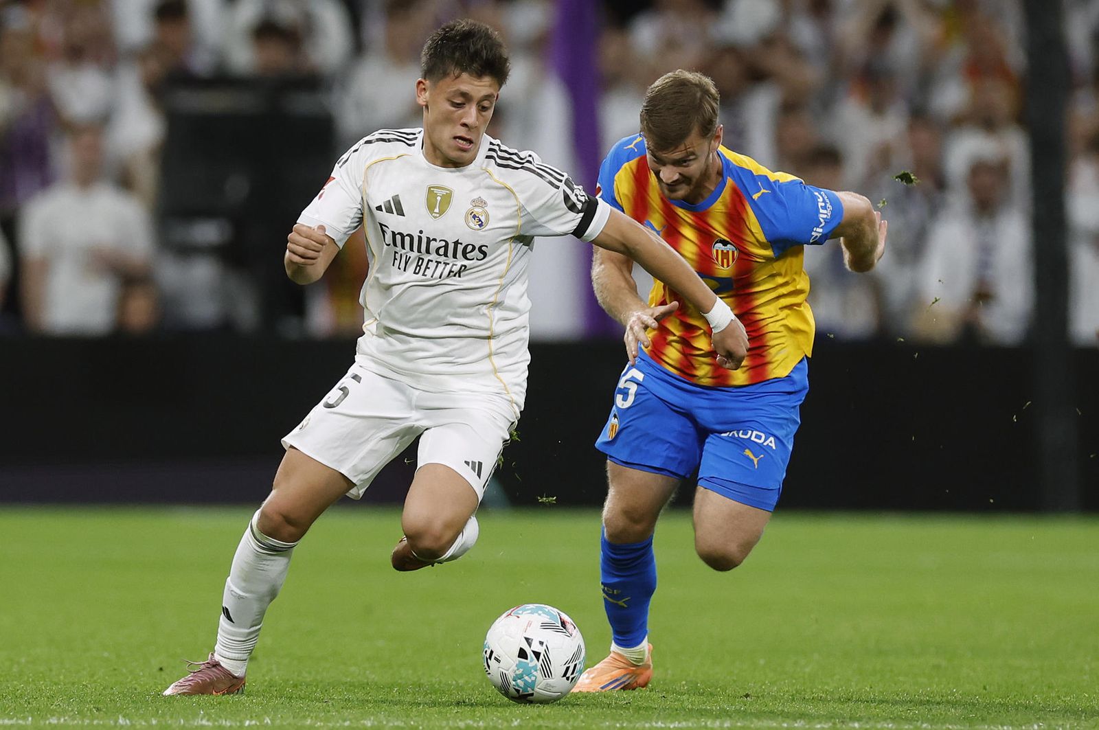 Guler ante el Valencia