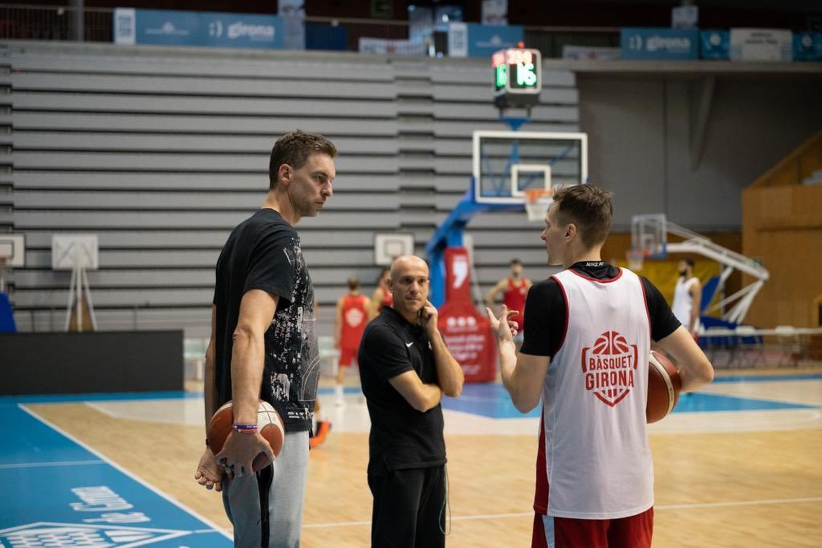 Pau Gasol visita el entrenamiento del Girona Basket