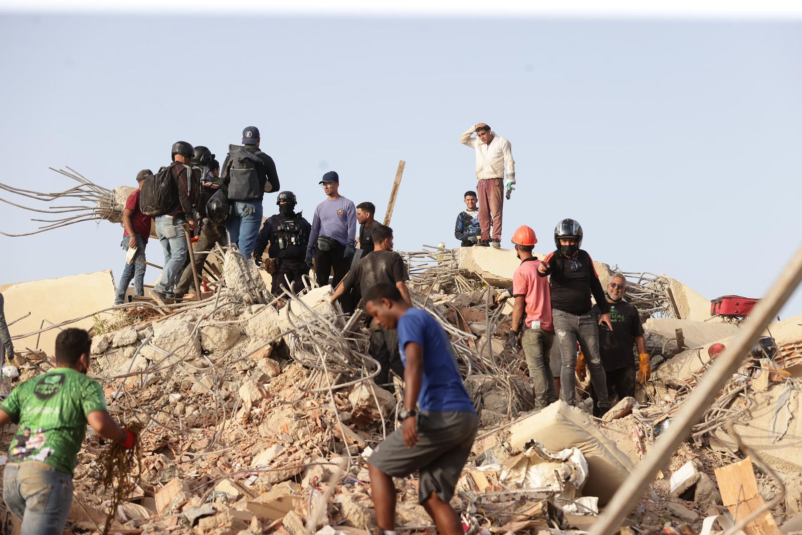 Los rescatistas buscan a los 14 españoles bajo las ruinas de los terremotos en Venezuela