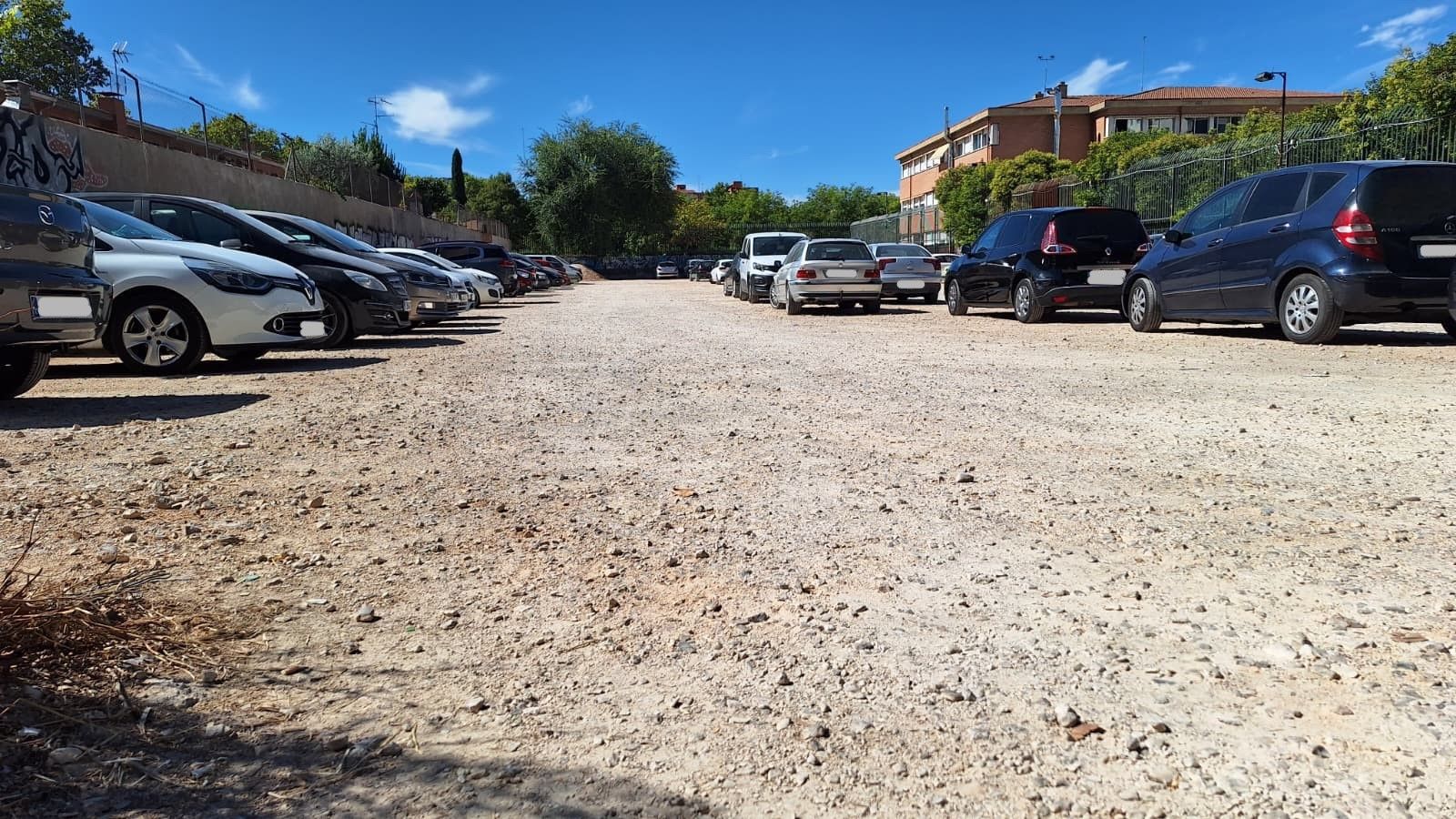 Estacionamiento informal en la calle Luis Vives de Alcalá de Henares