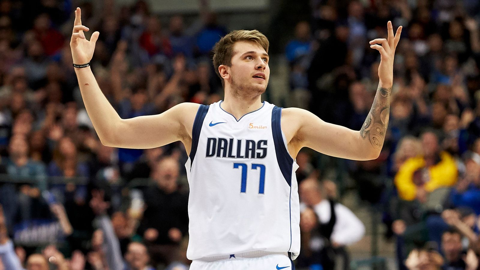 Triplazo de Doncic desde la mitad de la cancha