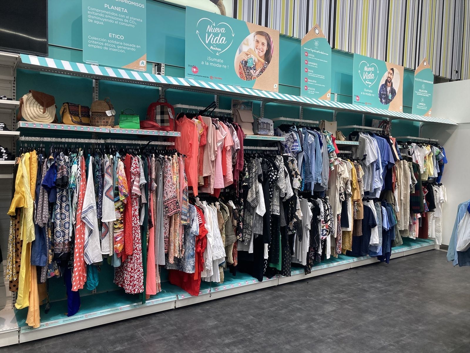 El Alcampo de Moratalaz inaugura un córner de ropa de segunda mano de la mano de Cáritas