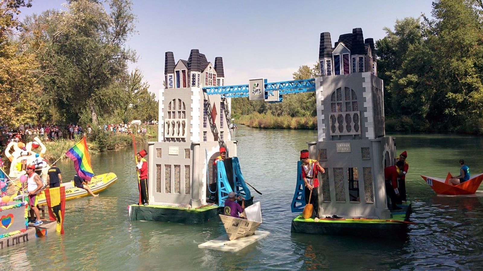 Una de las embarcaciones participantes en el Descenso Pirata de Aranjuez