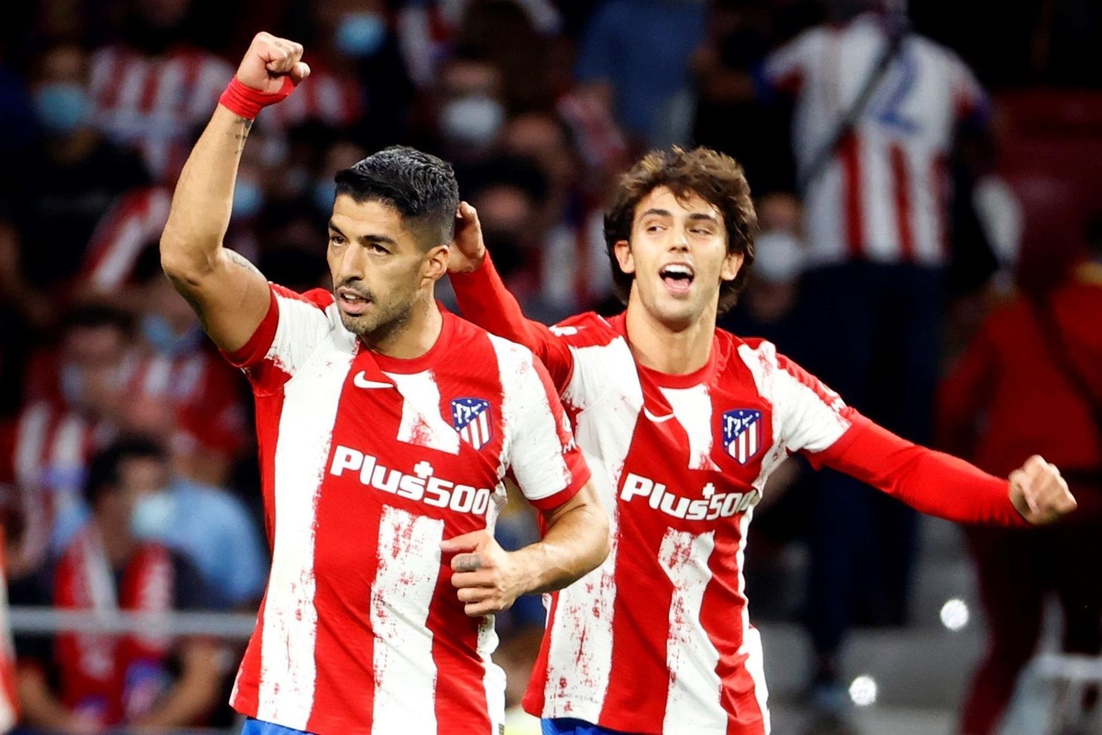 Luis Suárez y Joao Félix celebran uno de los goles