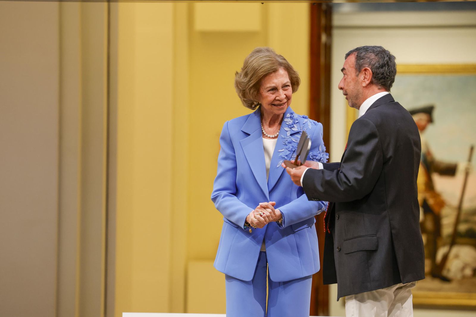 La reina Sofía entrega un premio a José Luis Garci