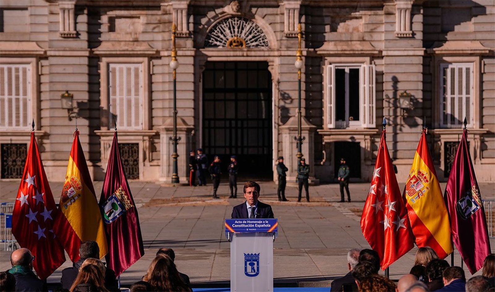 Almeida celebra el Día de la Constitución con un guiño a Felipe VI en el décimo aniversario de su coronación