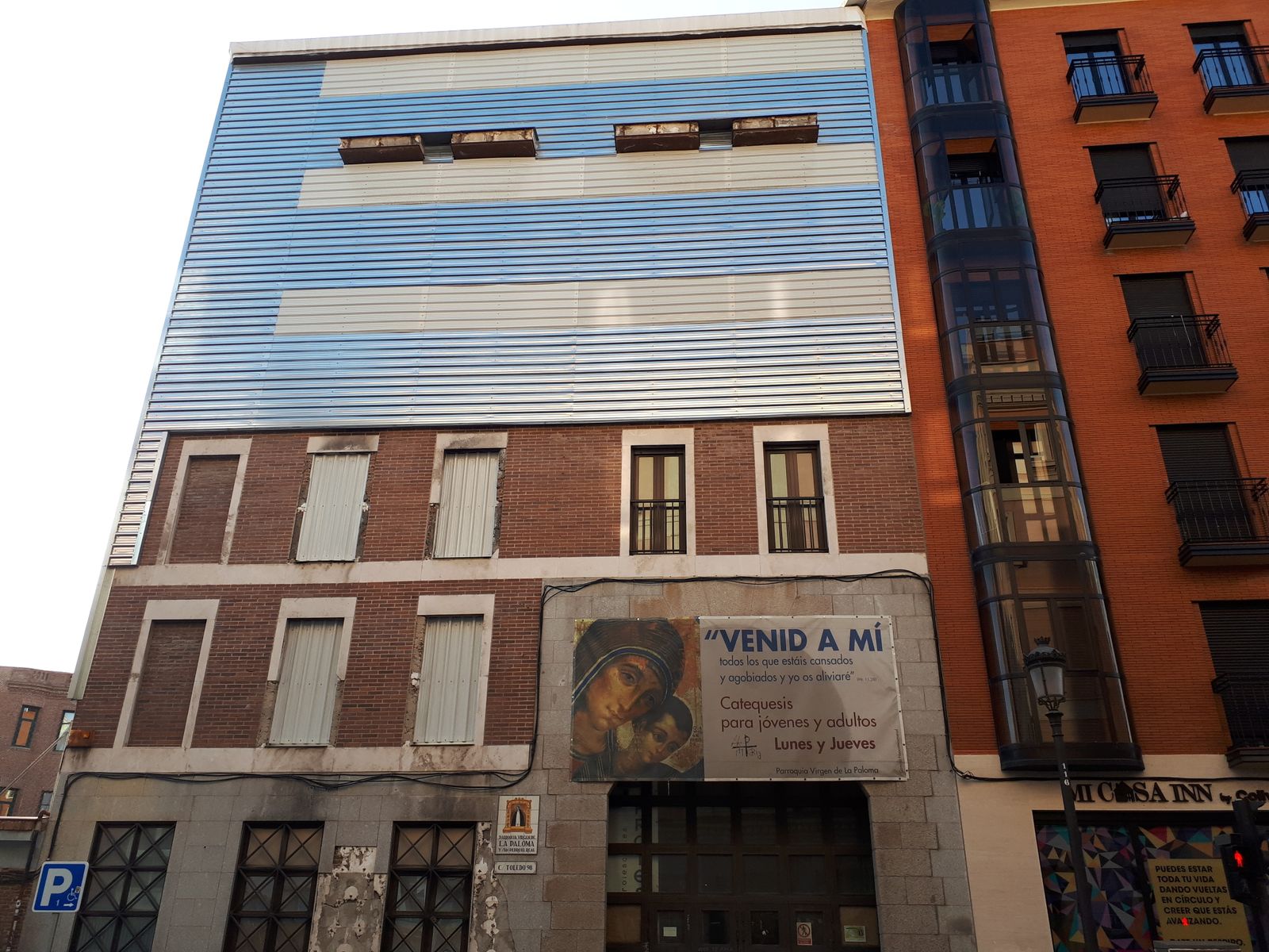 Parroquia Virgen de La Paloma, en la Calle de Toledo, con la fachada aún afectada por una explosión de gas en 2021