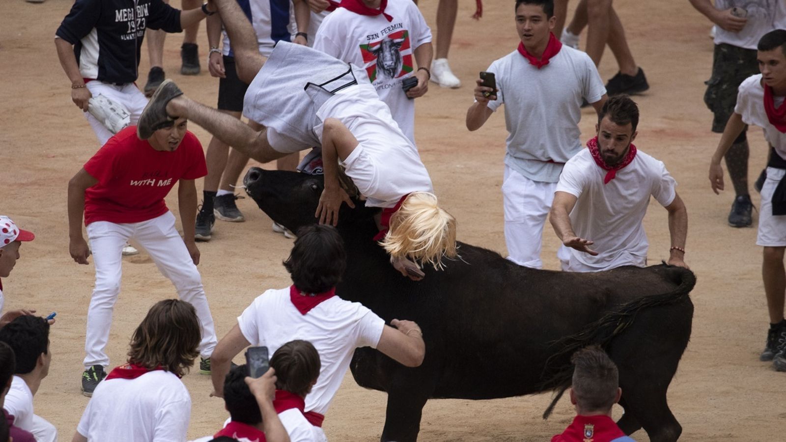 Un toro embiste a un corredor en San Fermín