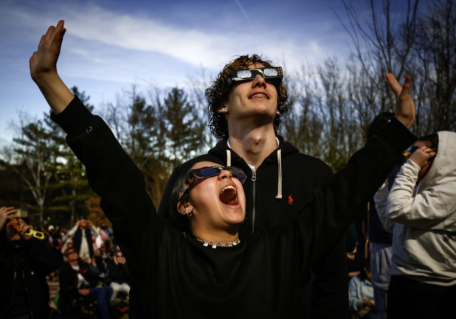 Personas observan un eclipse solar con gafas especiales