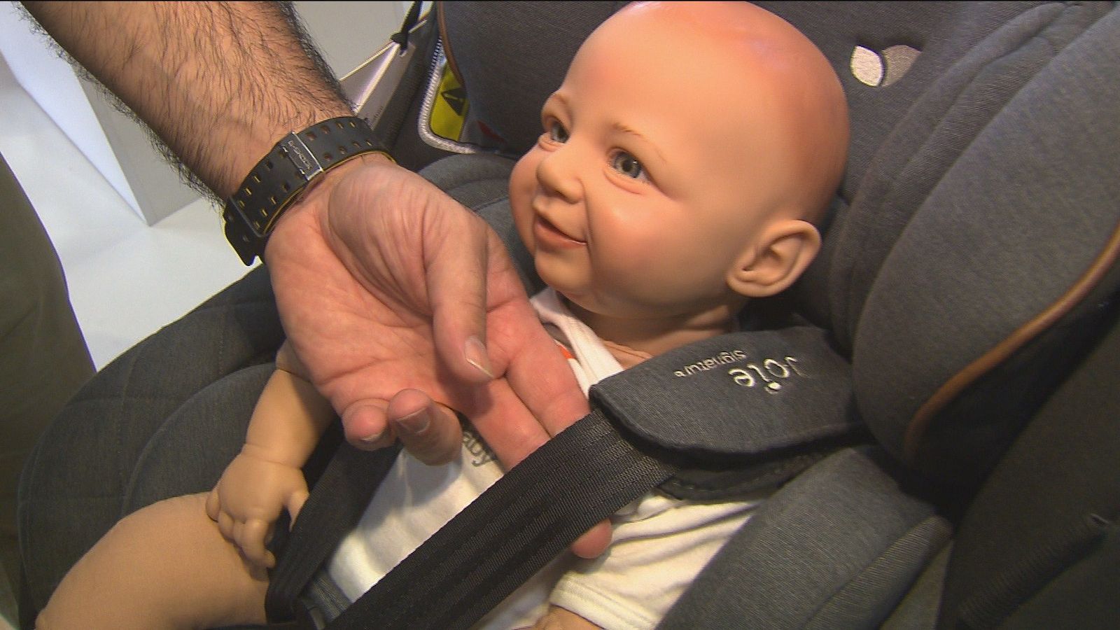 El cinturón y la sillita infantil, un gesto "instintivo" para salvar 229 vidas