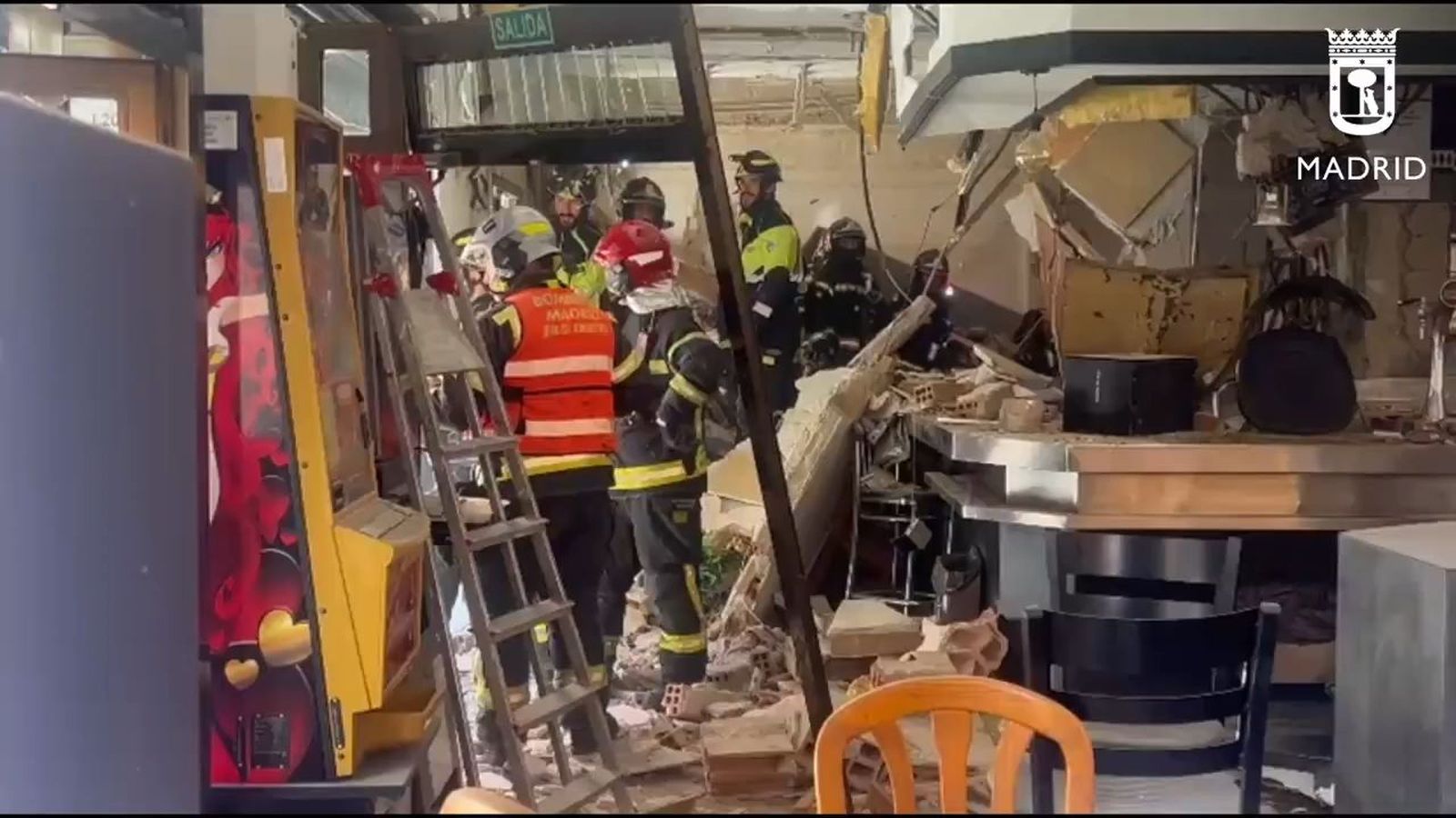 VÍDEO: Imágenes de la destrucción causada por la explosión de gas en un bar de Vallecas