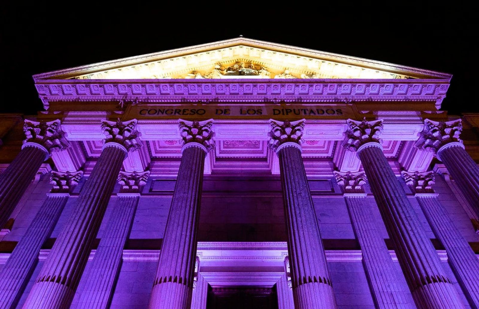 El Congreso se tiñe de violeta para conmemorar el Día Internacional de la Mujer