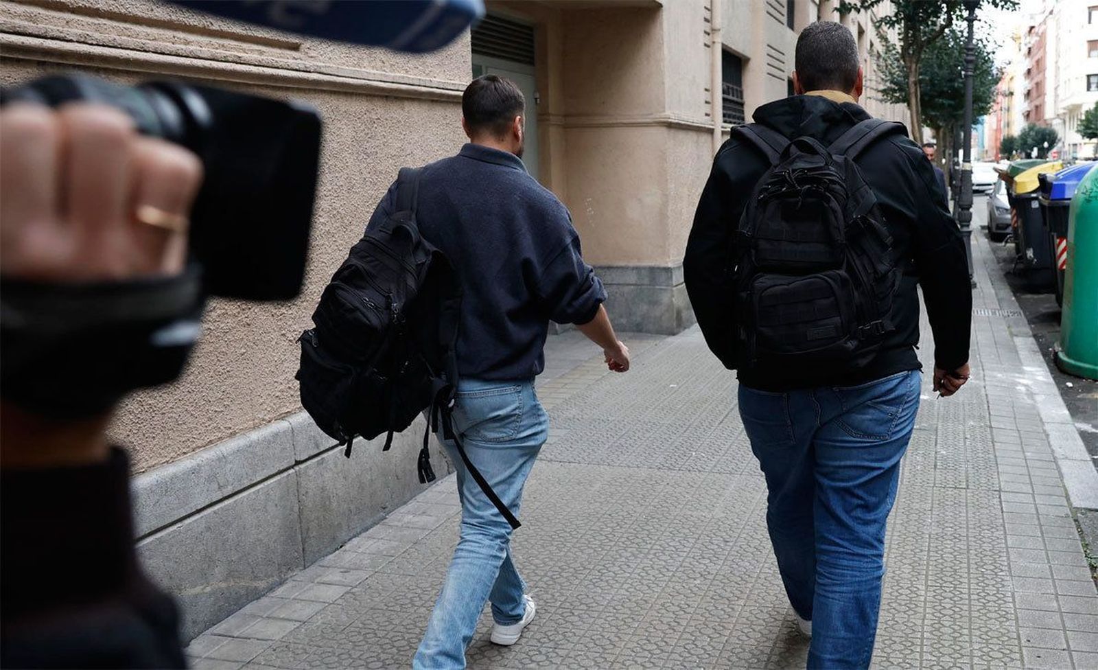 La UCO saca varias mochilas tras el registro de la sede de Acciona en Bilbao
