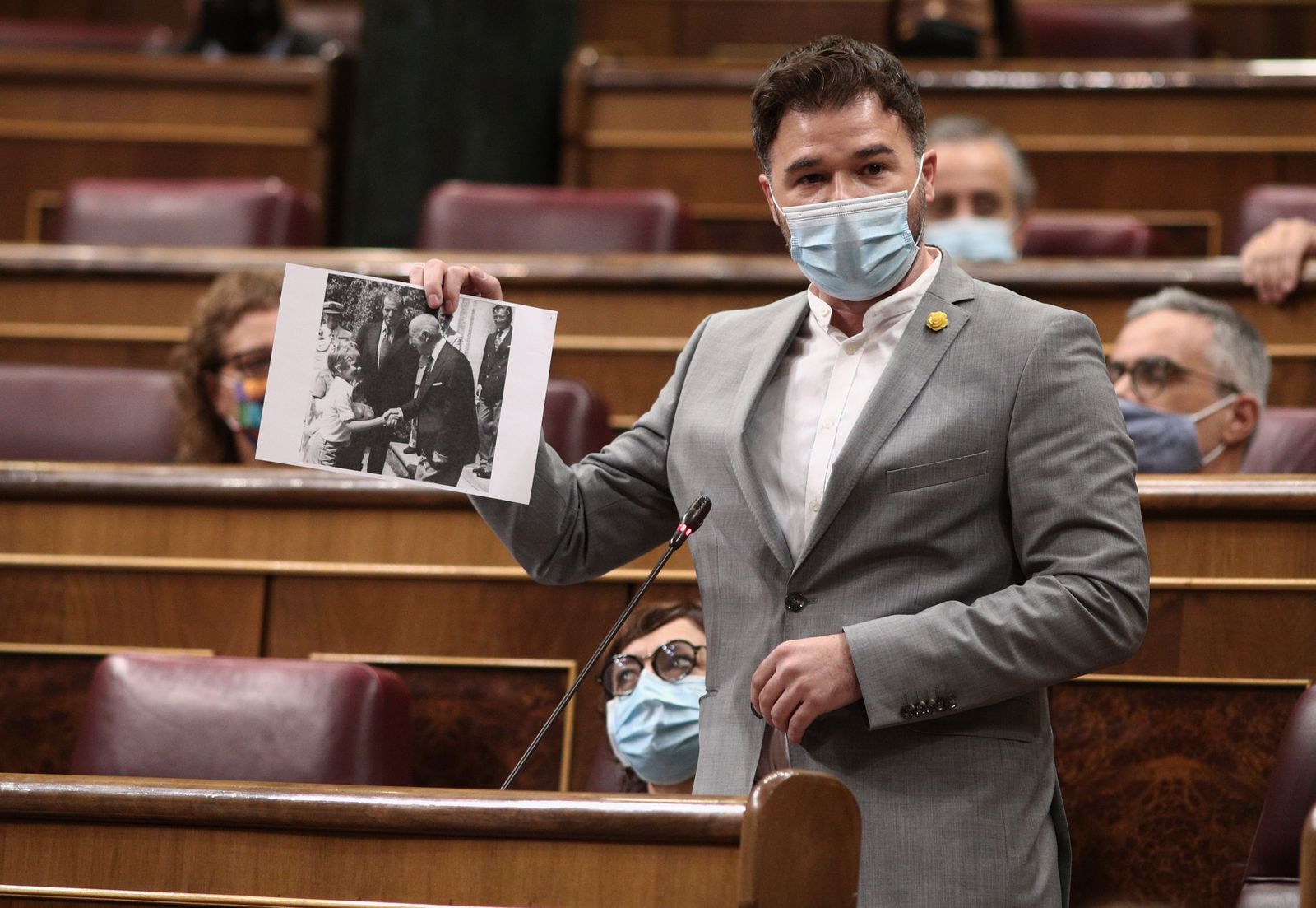 Trifulca en el Congreso por el rey
