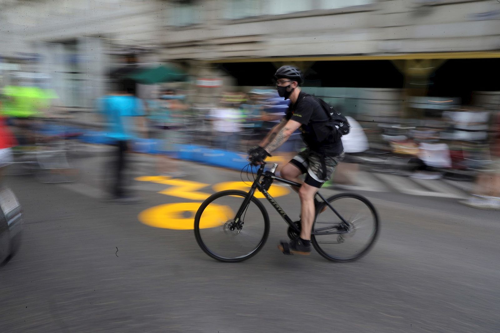 Ciclista en Paseo de Recoletos