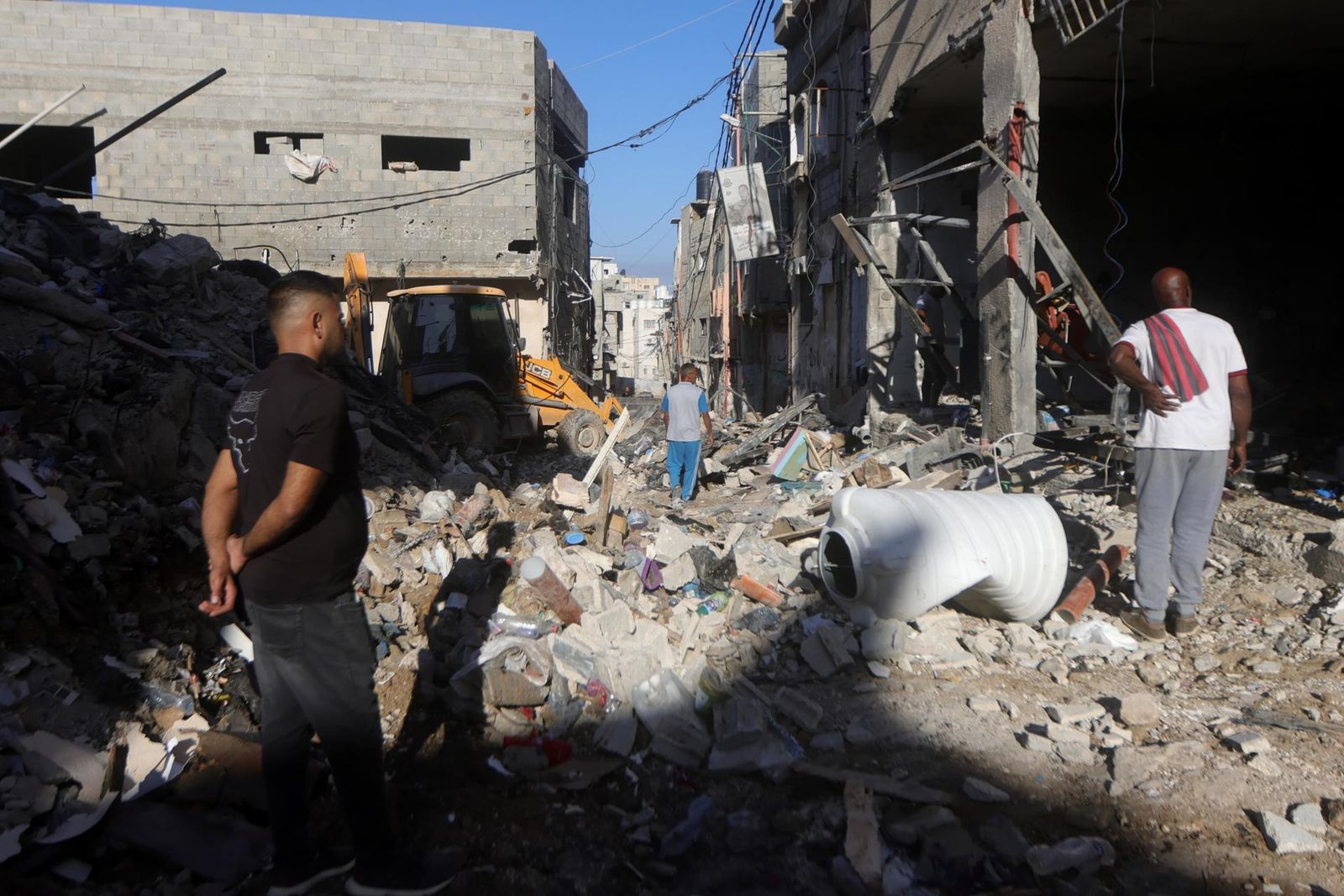 Personas inspeccionan la ruina del edificio destruido por Israel en la localidad cisjordana de Tulkarem