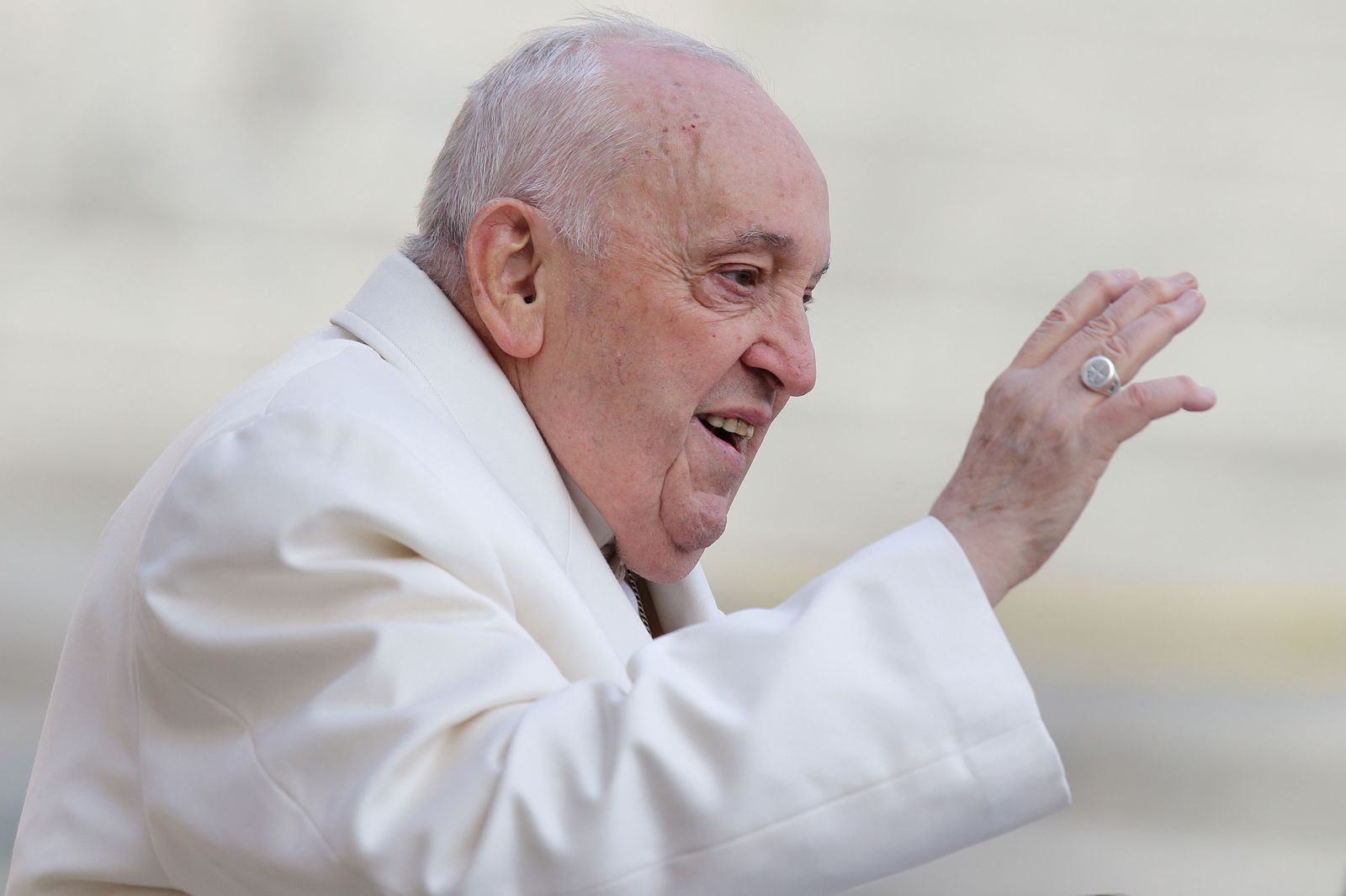 El Papa sigue "crítico" pero "estable" a la espera de los resultados del TAC