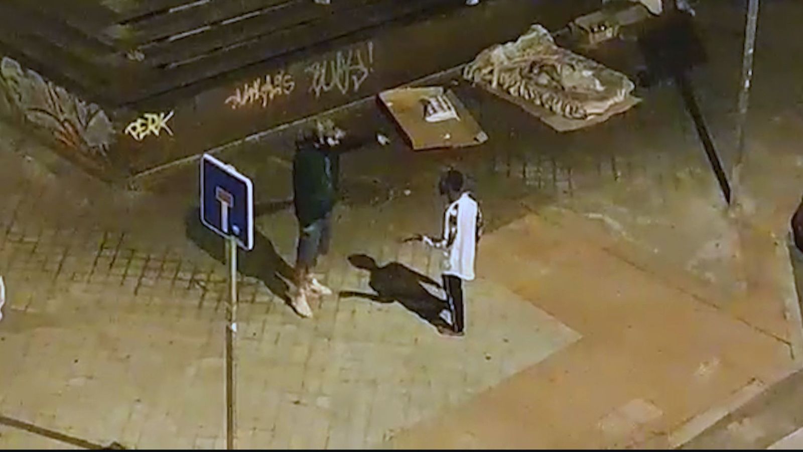 Trapicheo de droga, peleas y hasta relaciones sexuales frente a un centro de día en Opañel