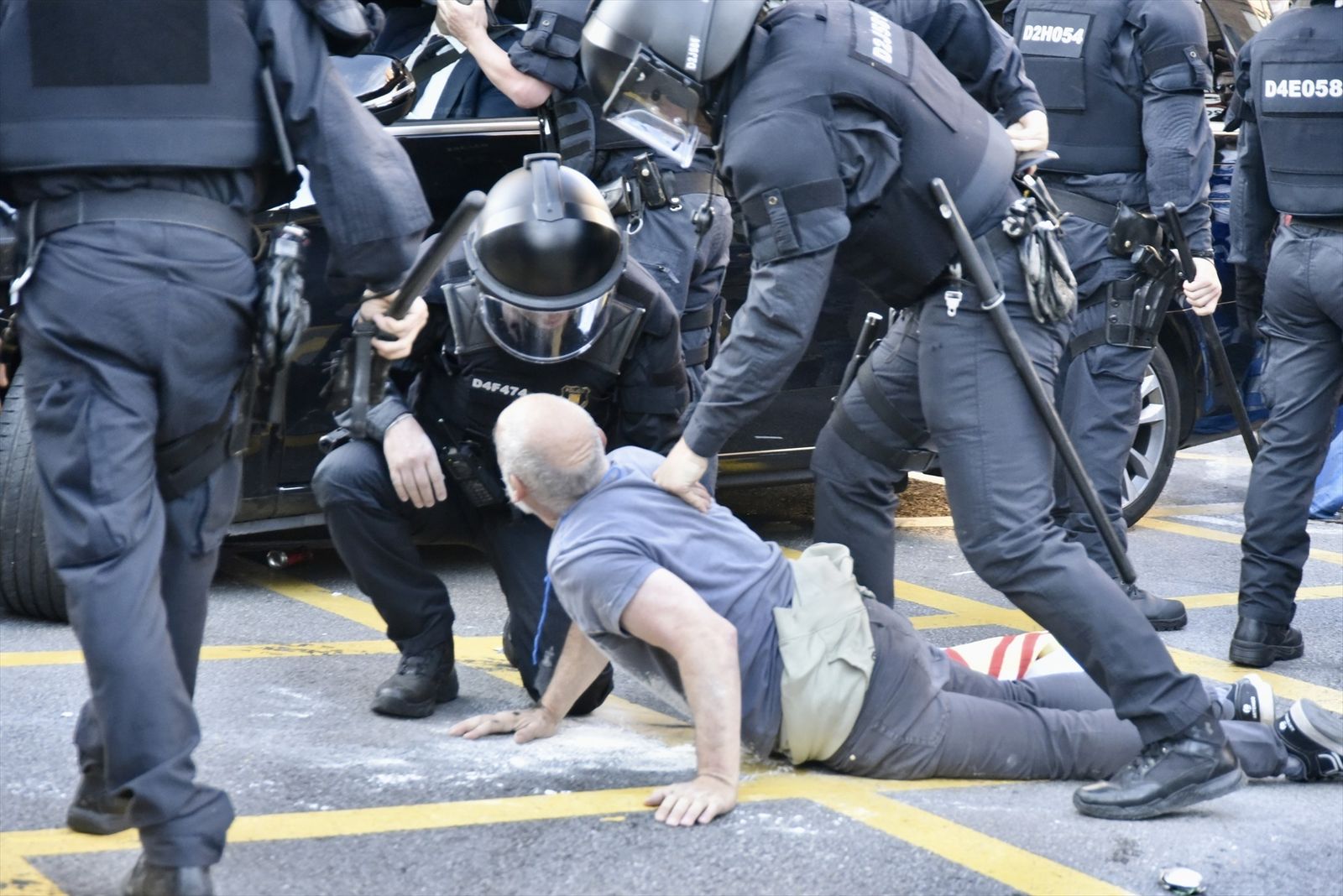 Los Mossos d'esquadra cargan contra los manifestantes durante una concentración contra el desfile de Louis Vuitton