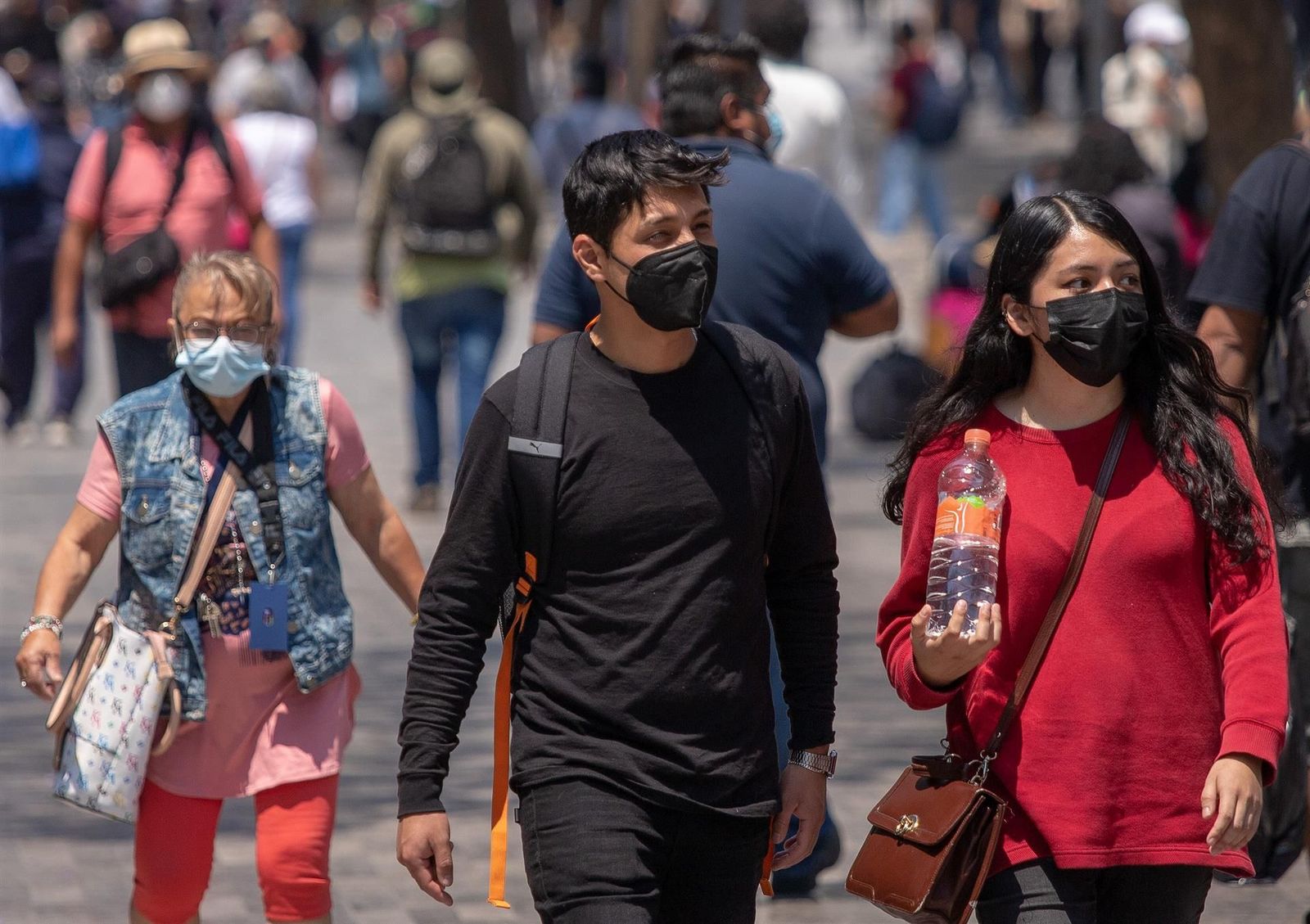 ¿Fin a las mascarillas en interiores antes de Semana Santa? El Gobierno mantiene el misterio