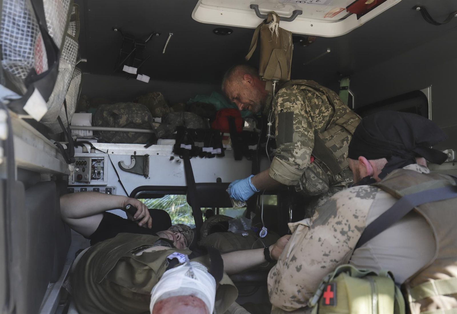 Atienden a un soldado ucraniano herido en Donetsk