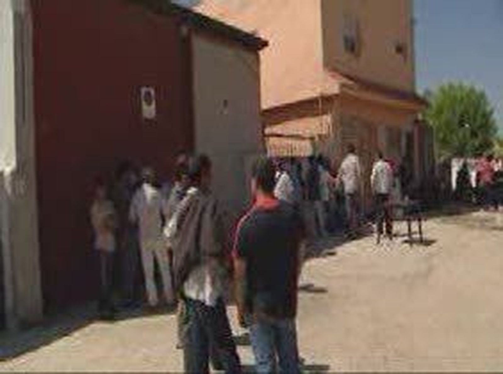 Miembros del 15-M acampan en la Cañada Real ante la casa con orden de derribo