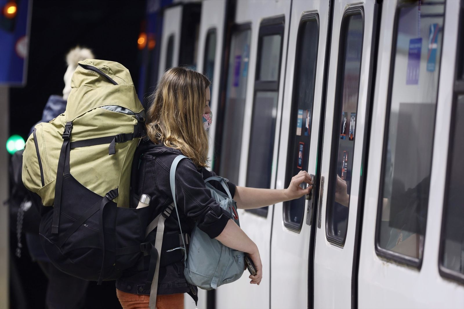 Mujer accediendo a un vagón de Metro de Madrid
