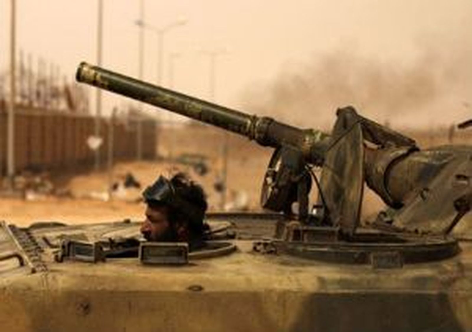 Las fuerzas de Gadafi avanzan hacia Briga y continúan los bombardeos sobre Ajdabiya