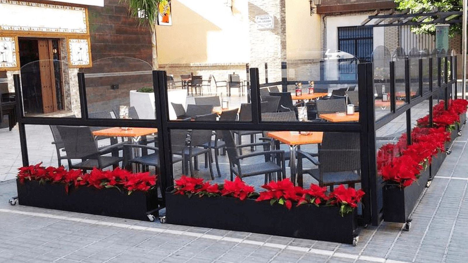 Terraza delimitada con mamparas en una calle de Madrid