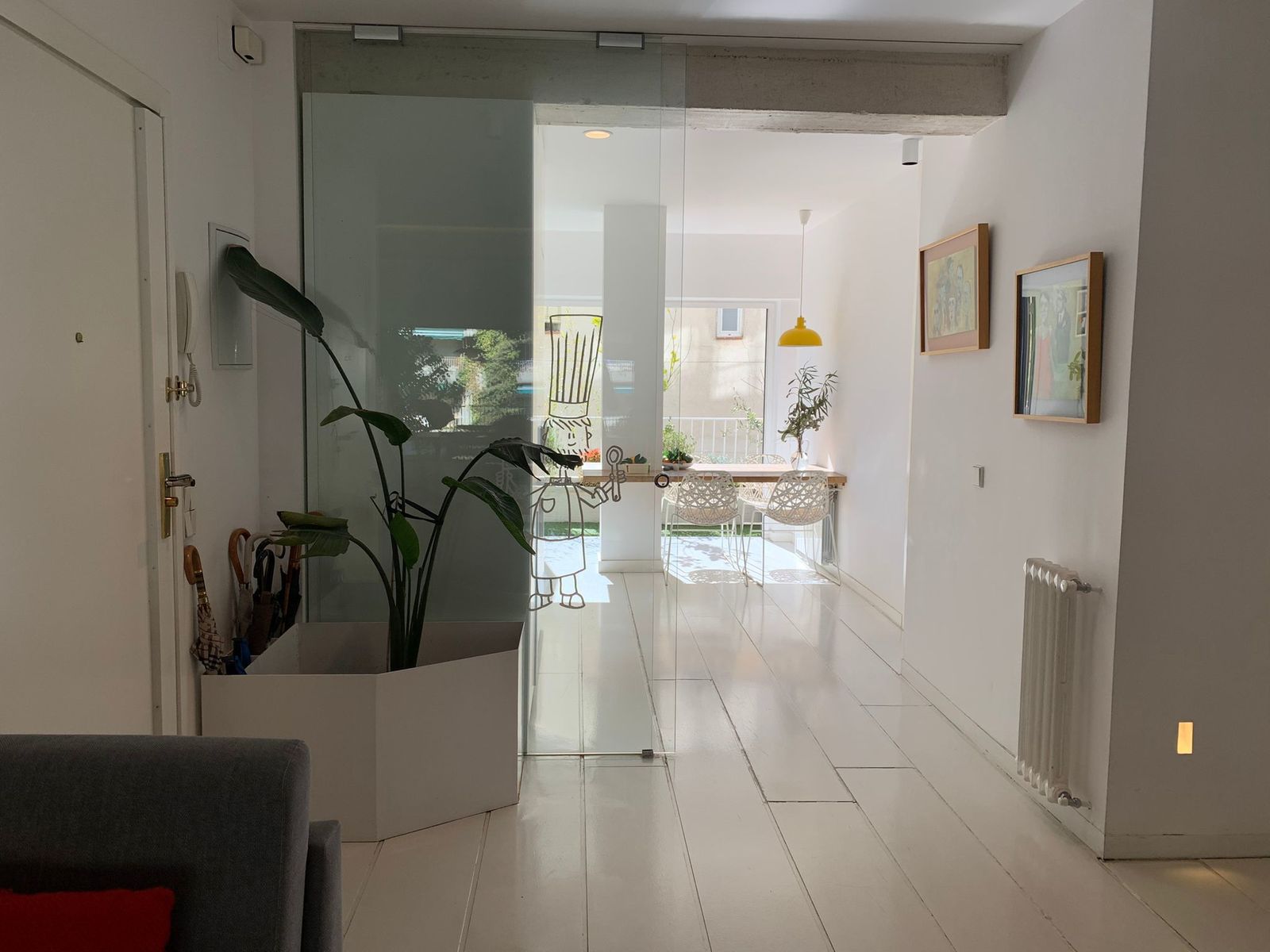 La cocina da a otra de las terrazas y también es muy luminosa.