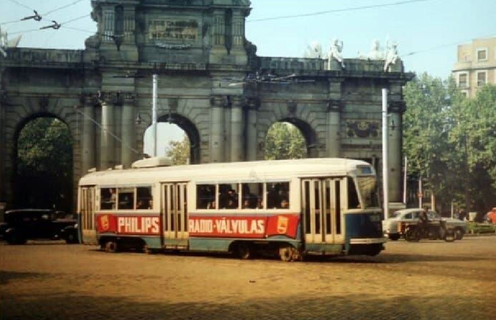 El tranvía oculto bajo la Puerta de Alcalá reaparece y abre la gran duda: ¿qué pasará con los restos?