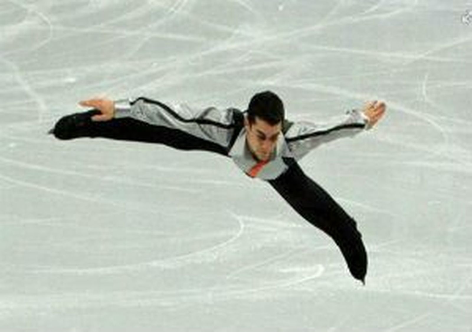 Javier Fernández, acaricia la medalla