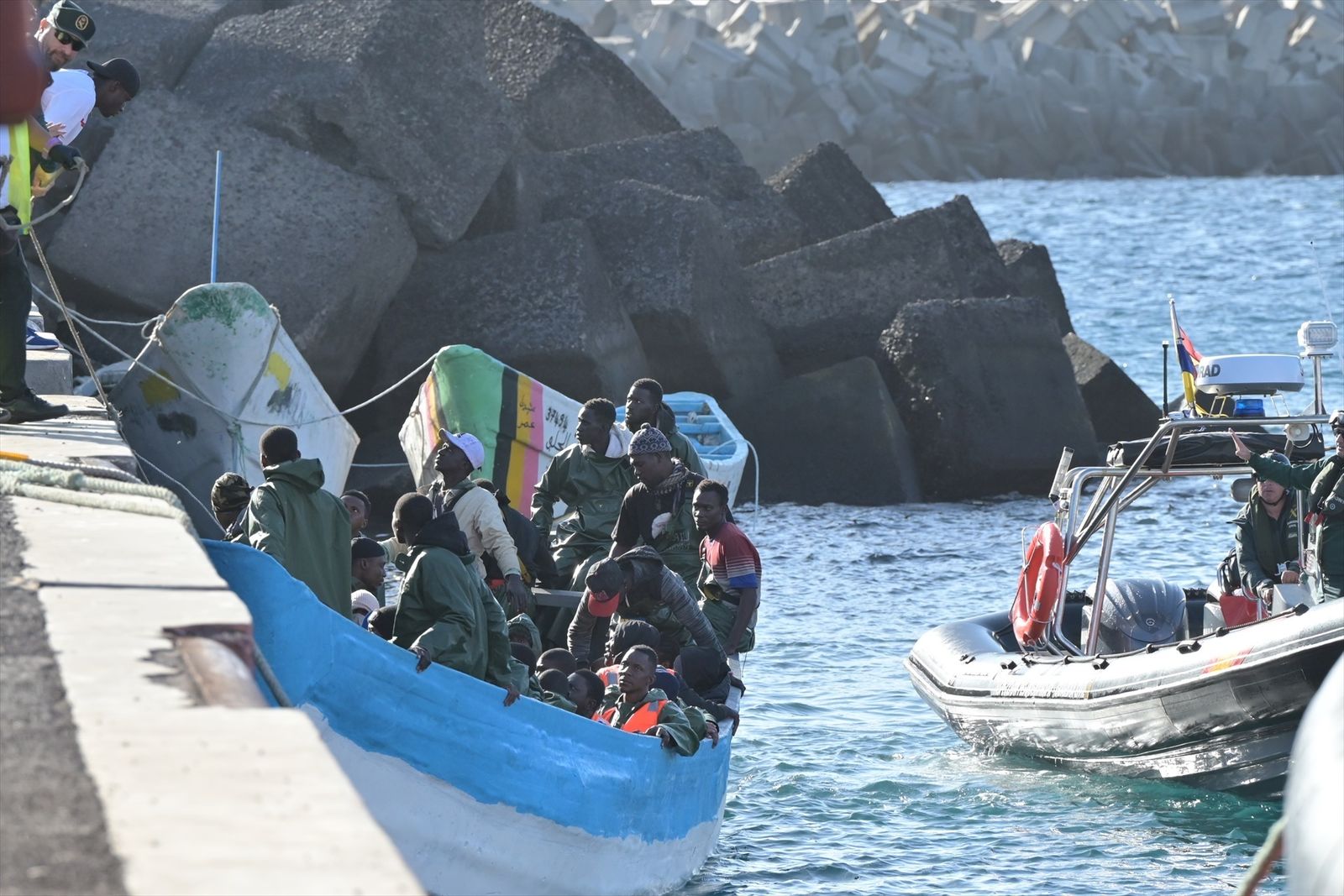 Llegada de un cayuco con inmigrantes a Canarias