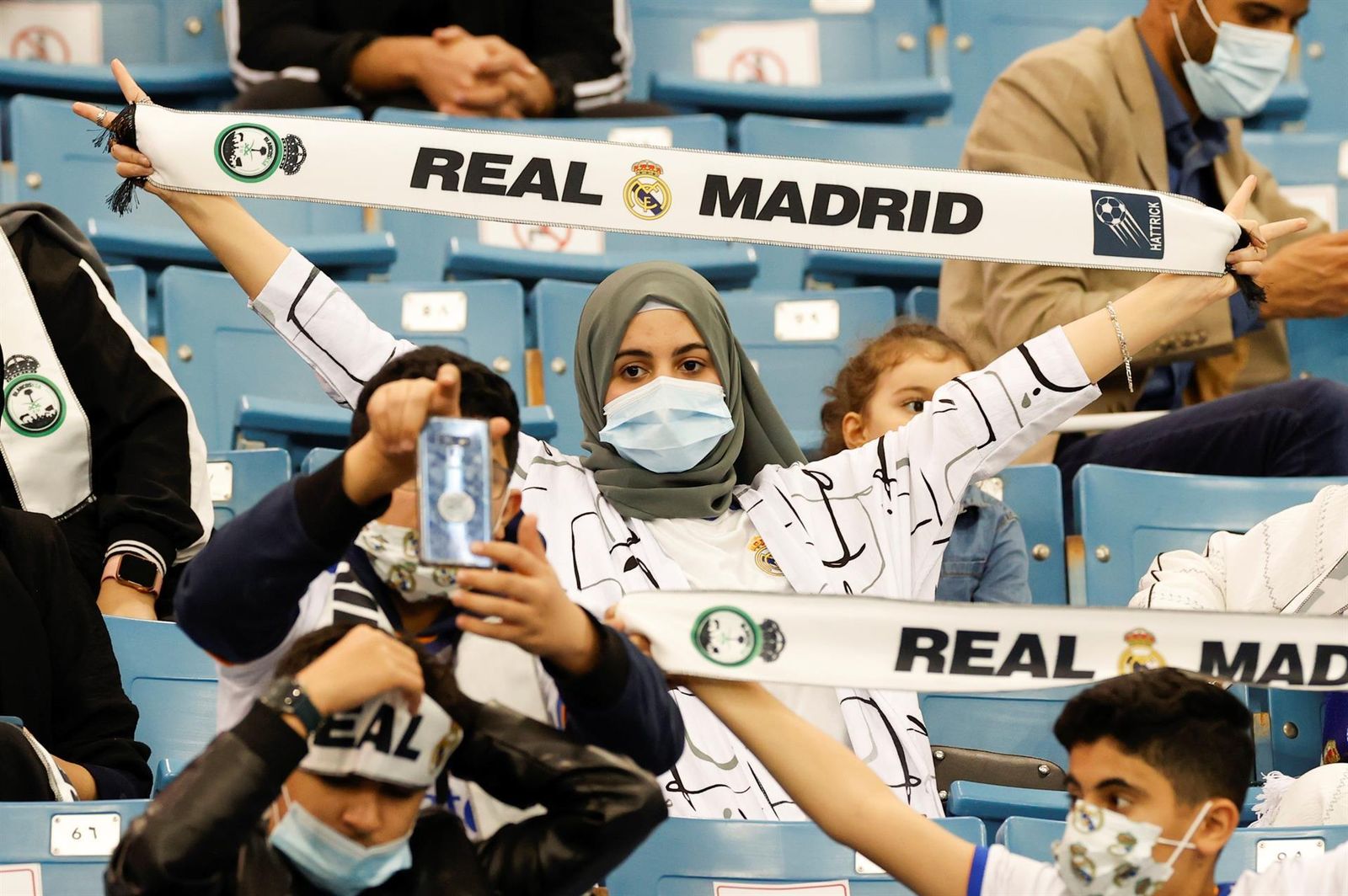 Aficinada del Real Madrid en Arabia