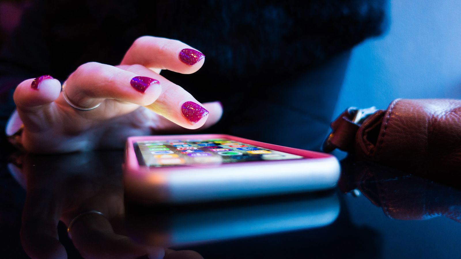 Una persona utiliza su teléfono móvil