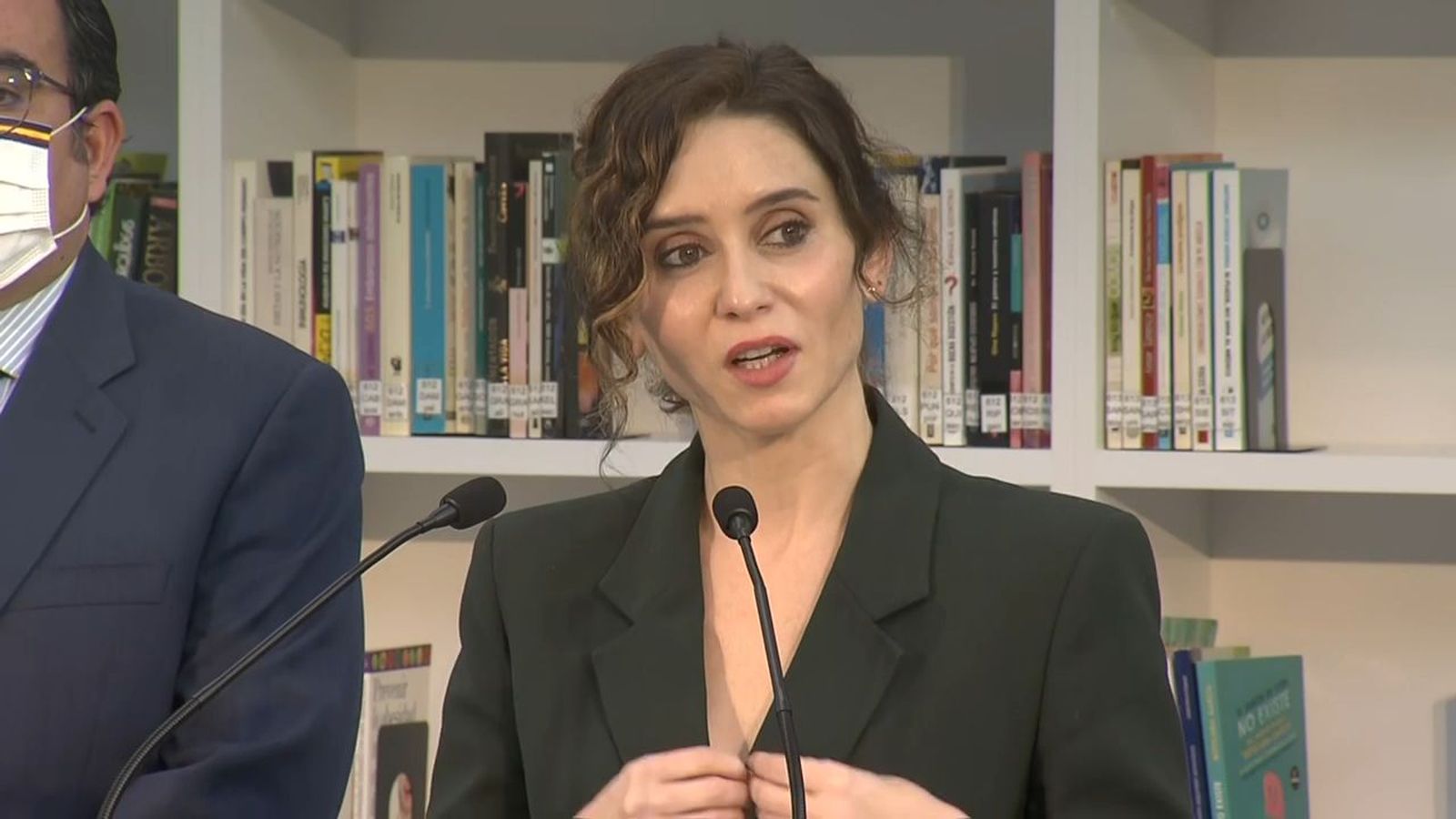 Ayuso ve "insostenible" la situación del PP