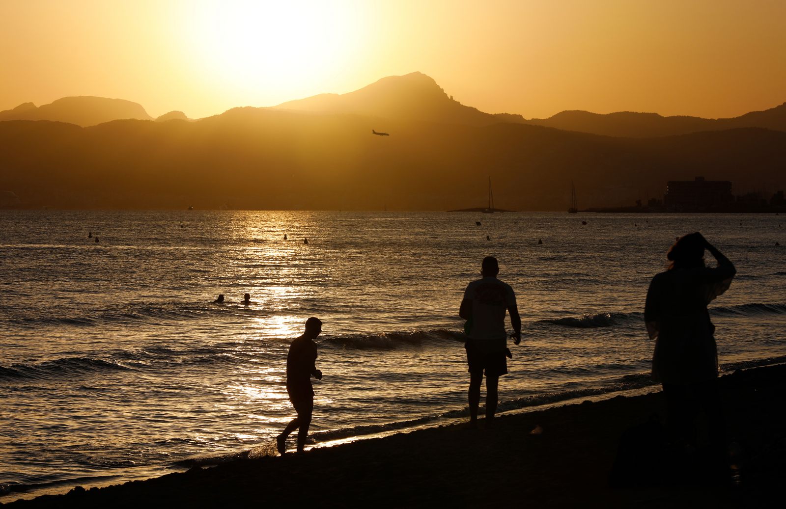 Veraneantes en una playa de Las Palmas