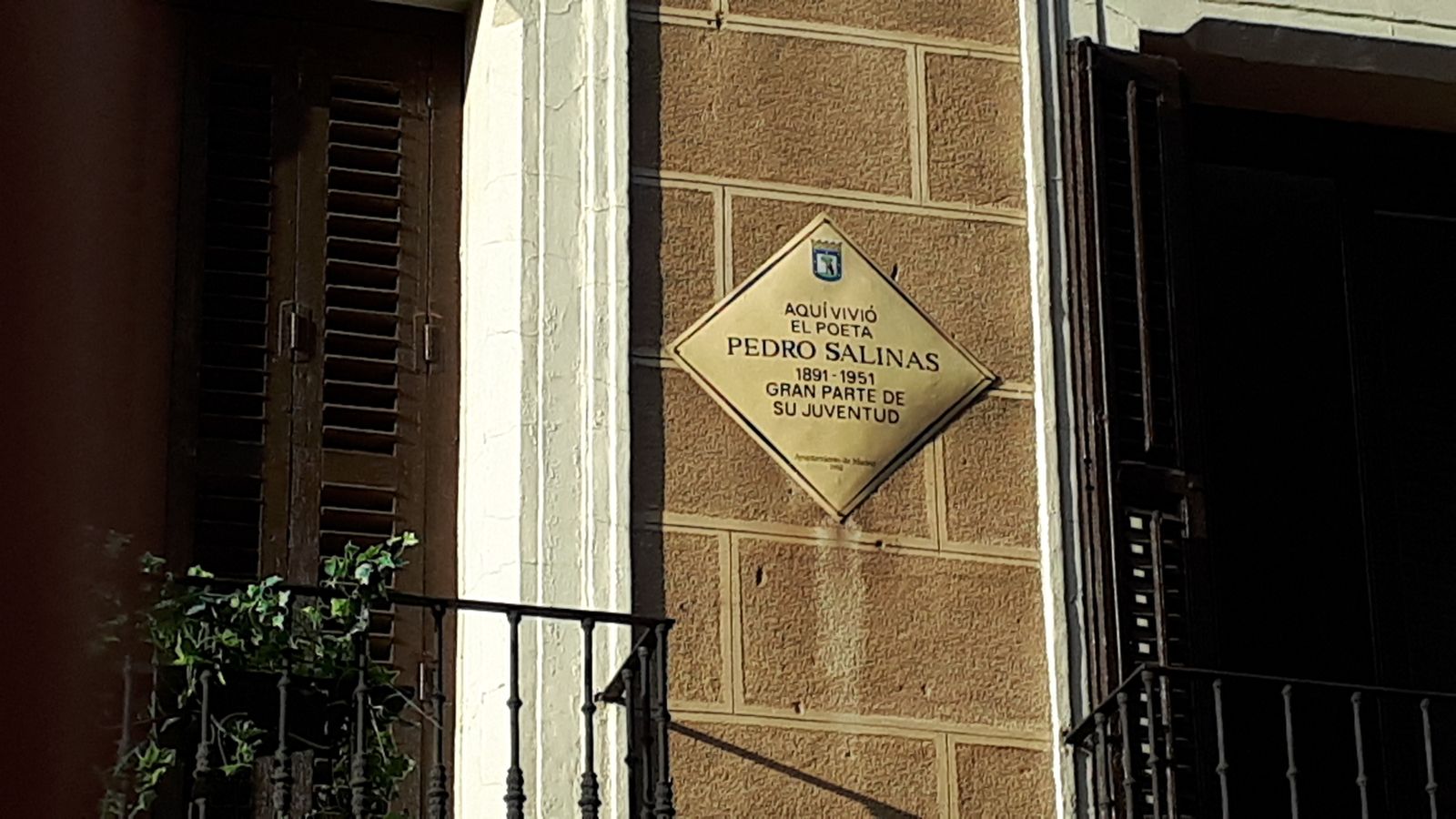 Placa en la fachada del edificio de la Calle de Don Pedro 6 donde residió el poeta Pedro Salinas