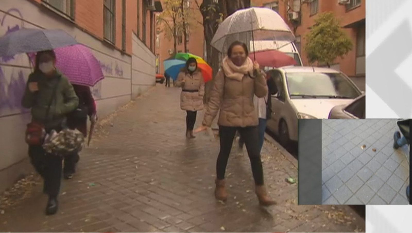 Escolares de Usera tienen que pasar por una calle minada de heces de perro para entrar en su colegio