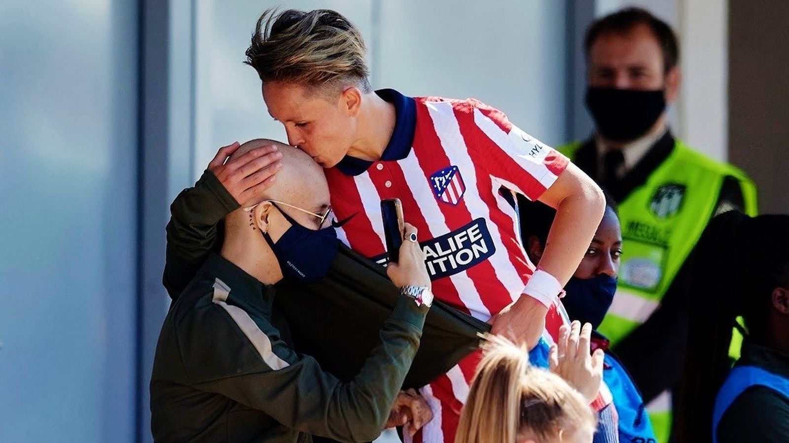 El entrañable beso de Amanda Sampedro a Virginia Torrecilla